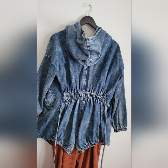 Hooded jean jacket size medium - Picture 5 of 8